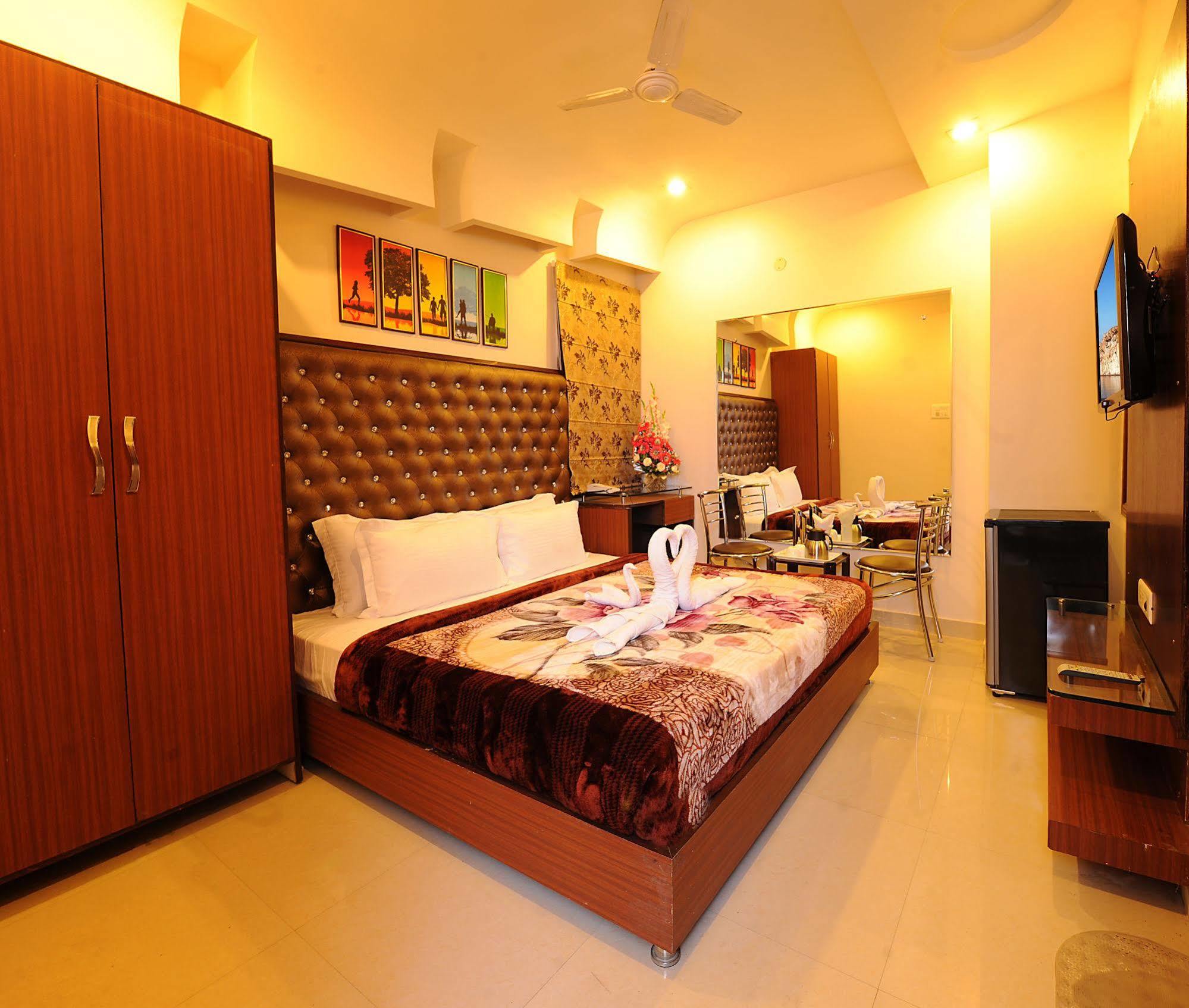 Hotel Pearl Inn & Suites Amritsar Exterior photo