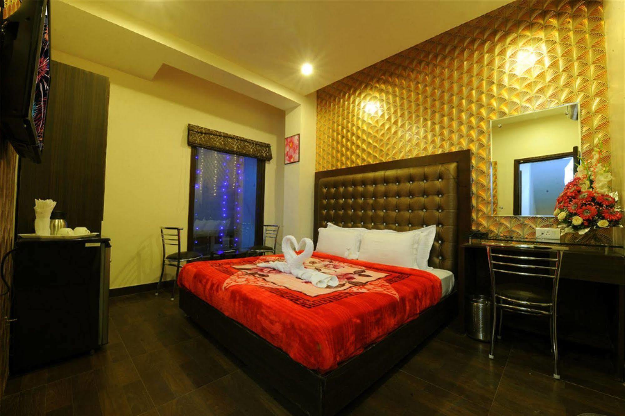 Hotel Pearl Inn & Suites Amritsar Exterior photo