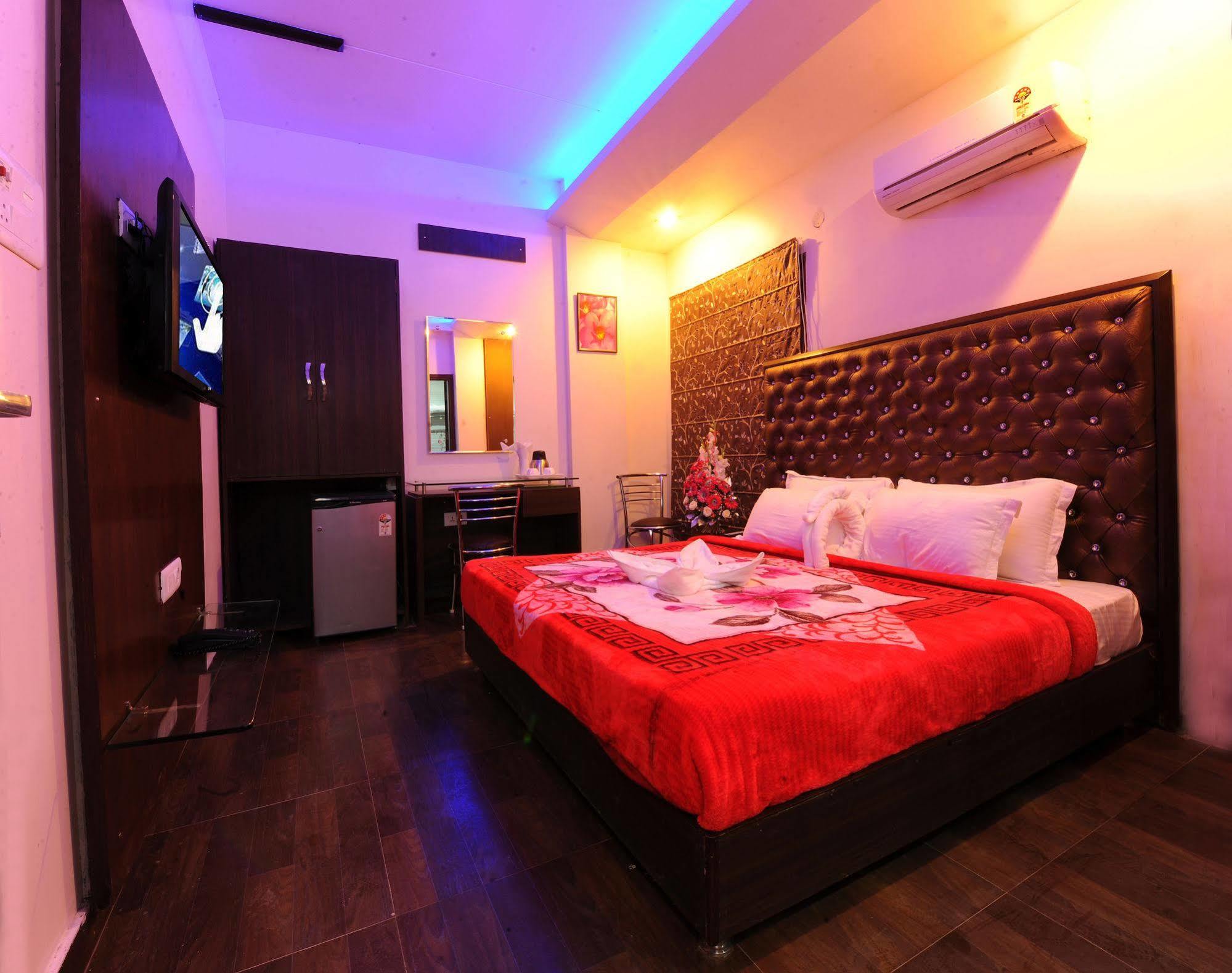 Hotel Pearl Inn & Suites Amritsar Exterior photo