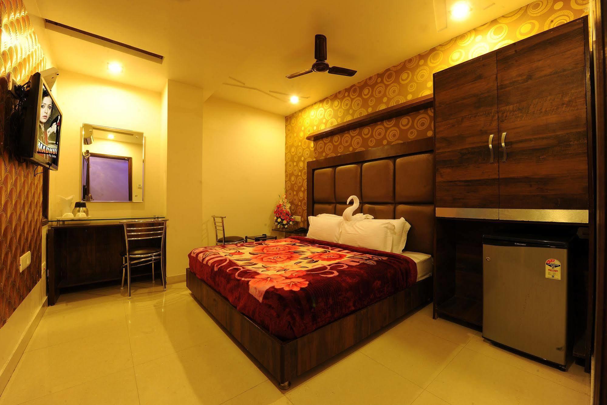 Hotel Pearl Inn & Suites Amritsar Exterior photo