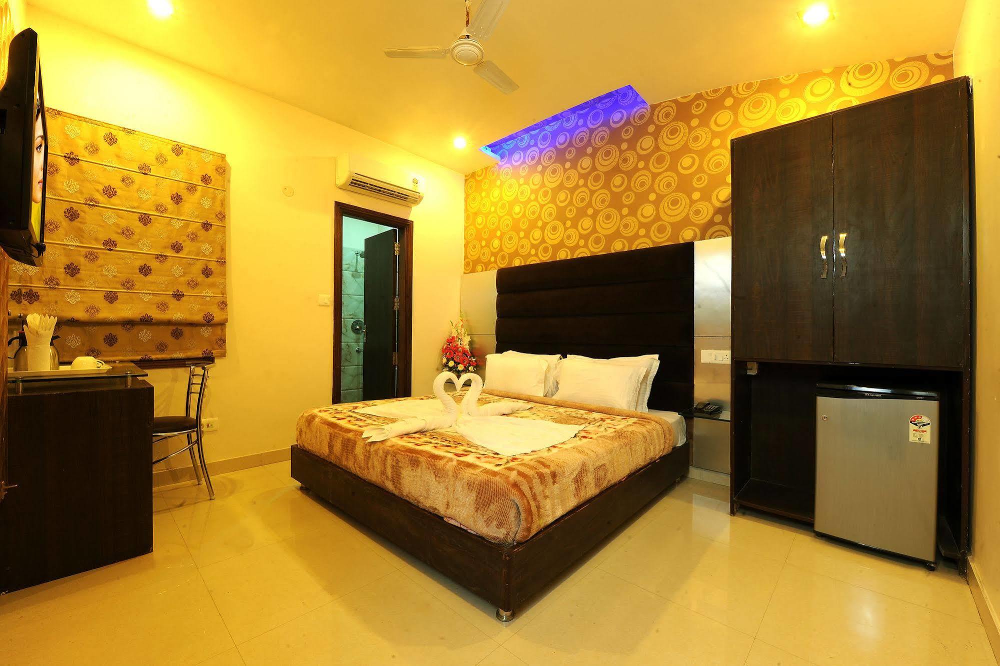 Hotel Pearl Inn & Suites Amritsar Exterior photo