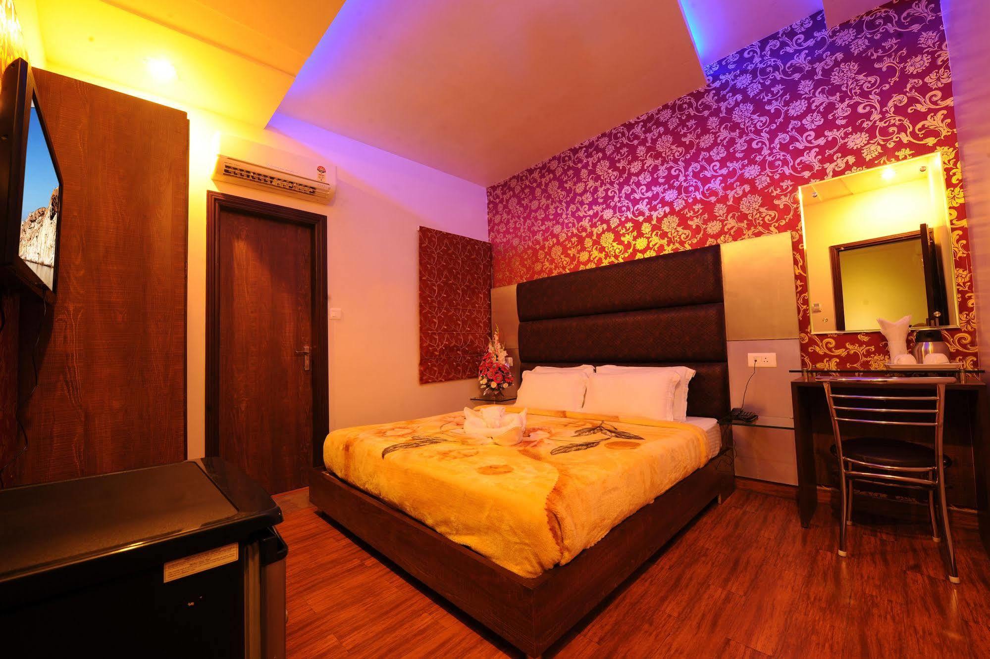 Hotel Pearl Inn & Suites Amritsar Exterior photo