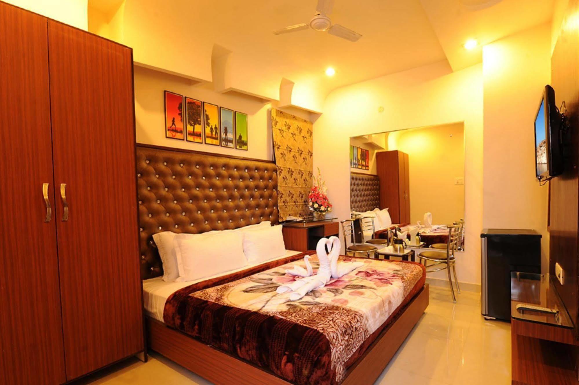 Hotel Pearl Inn & Suites Amritsar Exterior photo